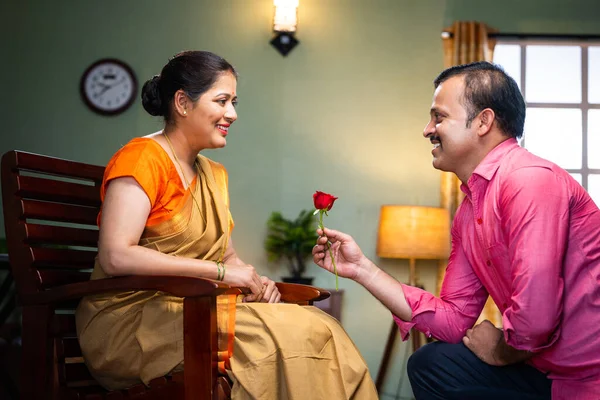 Ευτυχισμένος Μεσήλικας Ινδός Που Προτείνει Σύζυγό Του Δίνοντας Κόκκινο Τριαντάφυλλο — Φωτογραφία Αρχείου