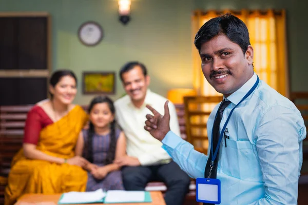 Уверенный Индийский Банкир Показывает Пальцем Глядя Камеру Счастливую Семью Дома — стоковое фото