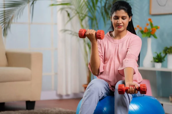 Indická Těhotná Žena Dělá Cvičení Pomocí Knedlíčky Při Sezení Fitness — Stock fotografie