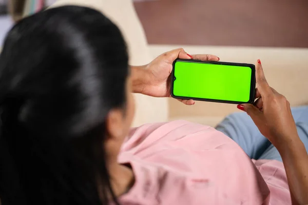 印度孕妇坐在沙发上看着绿色屏幕手机的肩膀照 应用程序推广 技术和母性的概念 — 图库照片