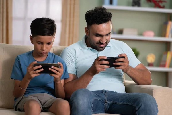 Ινδός Πατέρας Γιο Απασχολημένος Παίζοντας Βιντεοπαιχνίδι Στο Κινητό Τηλέφωνο Ενώ — Φωτογραφία Αρχείου