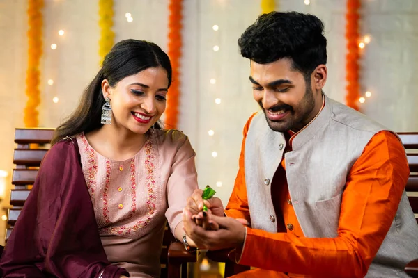 Ευτυχισμένος Ινδός Σύζυγος Εφαρμογή Χέννα Mehndi Στις Συζύγους Χέρι Durnig — Φωτογραφία Αρχείου