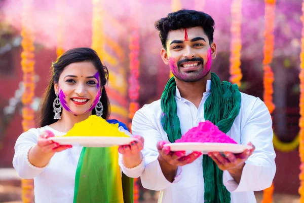 Happy Young Colorful Couple Holding Holi Colour Plate Looking Camera — Stock Photo, Image