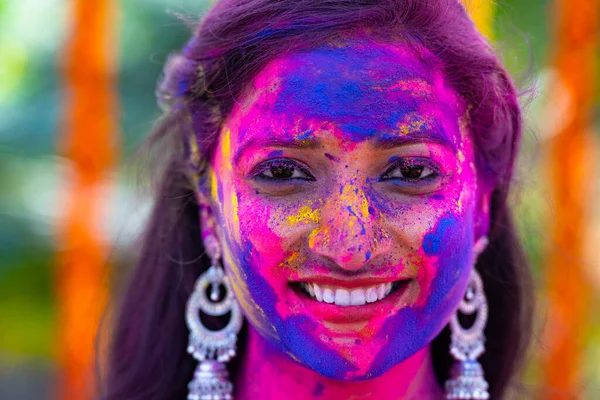 ホリ祭りのお祝い中に顔に適用されるホリ色の若いインドの女の子の頭のショット インドの文化の概念 儀式と幸福 — ストック写真