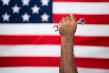 Birleşik Devletler bayrağının önünde İngiliz bayrağını fotokopi alanının önünde tutarak işçi çalıştırma, bayram ve vatanseverlik kavramını yakından çek..