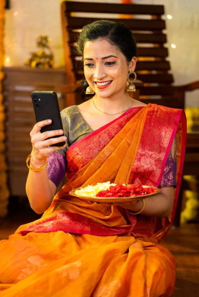 Вертикальний Знімок Щасливої Індійської Дівчини Використовує Мобільний Телефон Нових Декоративних — стокове фото