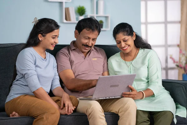Heureux Parents Indiens Âge Moyen Avec Fille Adulte Utilisant Ordinateur — Photo