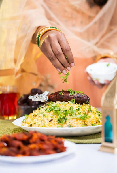 Vertical Shot Close Shot Indian Woman Hands Adding Toppings Coriander — Stock Photo, Image