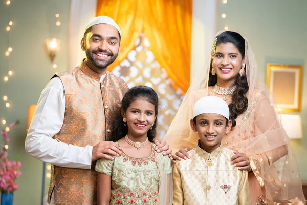 Pais Muçulmanos Indianos Sorridentes Felizes Com Crianças Olhando Para Câmera — Fotografia de Stock