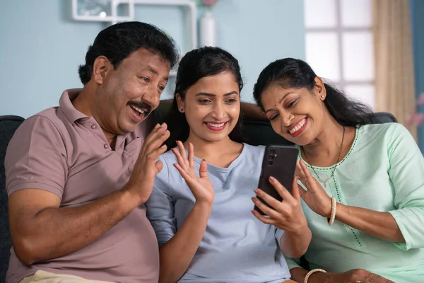 Glücklich Lächelnde Indische Eltern Mittleren Alters Mit Erwachsener Tochter Die — Stockfoto