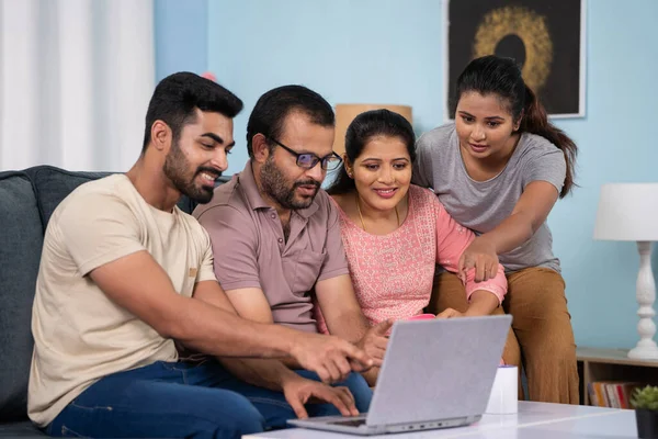 Indiase Ouders Met Broers Zussen Die Online Betalen Voor Winkelen — Stockfoto