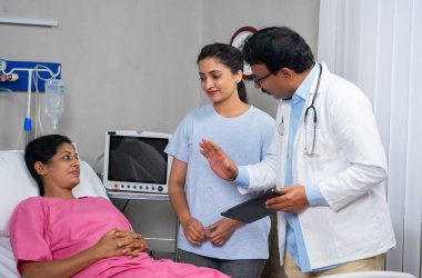 Kendine güvenen doktor, hastane koğuşundaki kızına hasta raporunu açıklıyor - Aile Destek, Tıbbi Tartışma ve Sağlık Güncelleme.