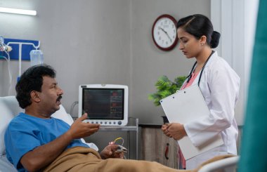 Hastaneye yatırılan hastane koğuşundaki tıbbi bakımdaki ihmalden dolayı Hintli hastaya kızgın. Sağlık sigortası, anlaşmazlık ve yanlış tedavi kavramı..