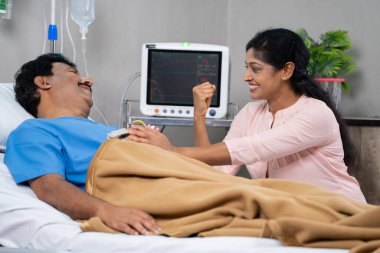 Hastanedeki hasta ya da kocaya güvenen Hintli orta yaşlı bir eş ya da kadın - konsept umut, cesaret ve olumlu duygu.