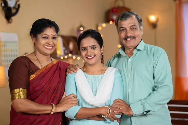 Щасливі Усміхнені Батьки Індійського Середнього Класу Дочкою Дивляться Камеру Вдома — стокове фото