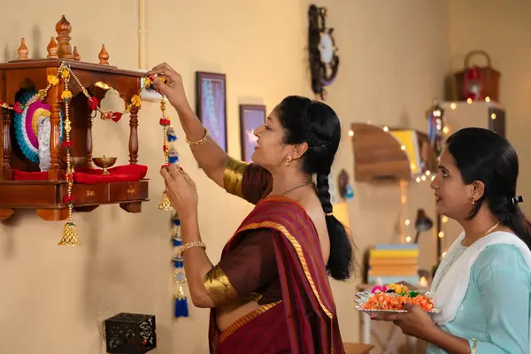 Радісна Індійська Дочка Яка Допомагає Мамі Фестивалі Прикраси Пойо Мандиру — стокове фото