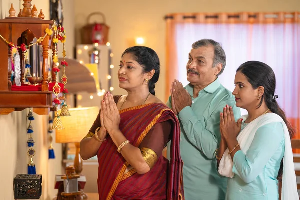Ινδική Μεσαία Τάξη Οικογένεια Προσεύχεται Στο Θεό Κατά Διάρκεια Εορτασμού — Φωτογραφία Αρχείου