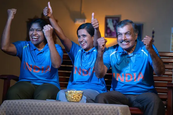 Схвильована Сім Яка Святкує Перемогу Команди Крикету Індійській Майці Дивиться — стокове фото