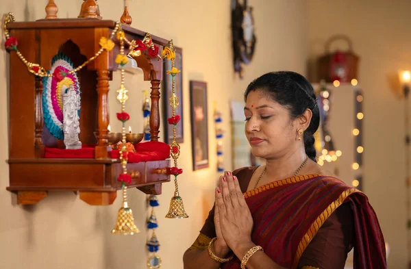 Віддана Індійська Жінка Молиться Богу Складанням Рук Перед Мандапамом Вдома — стокове фото