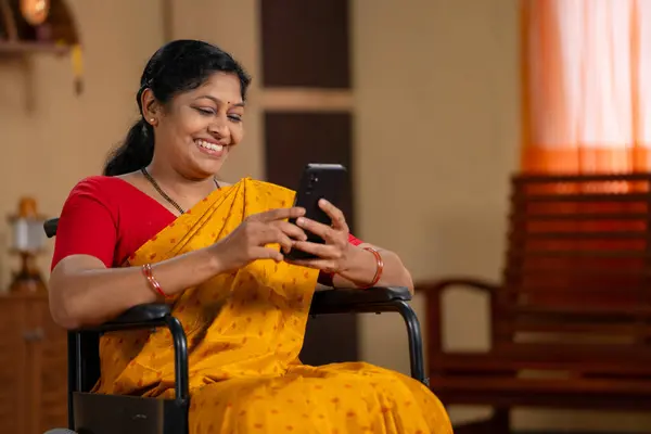 Щаслива Індійська Середнього Віку Відновила Хвору Жінку Інвалідному Візку Використанням — стокове фото