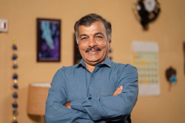 Mutlu gülümseyen kıdemli adam kameranın karşısında duruyor. Emekli yaşam tarzı, bilgelik ve gururlu memnuniyet kavramı..