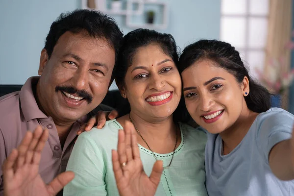 Радісна Індійська Сім Або Батьки Дочкою Говорять Про Відеодзвінки Вдома — стокове фото