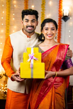 Mutlu Hintli çiftin Diwali festivali sırasında evde kameraya bakarak hediye çekimleri - festival satışı, alışveriş ve diwali kutlaması konsepti.