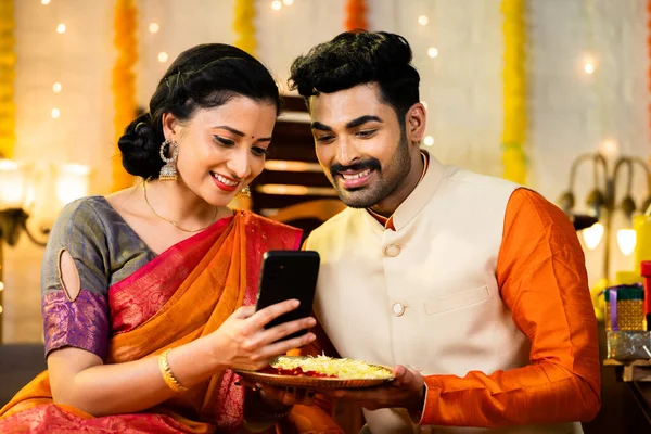 Ευτυχισμένη Χαμογελαστή Ινδή Σύζυγος Που Δείχνει Κινητό Τηλέφωνο Στον Σύζυγο — Φωτογραφία Αρχείου