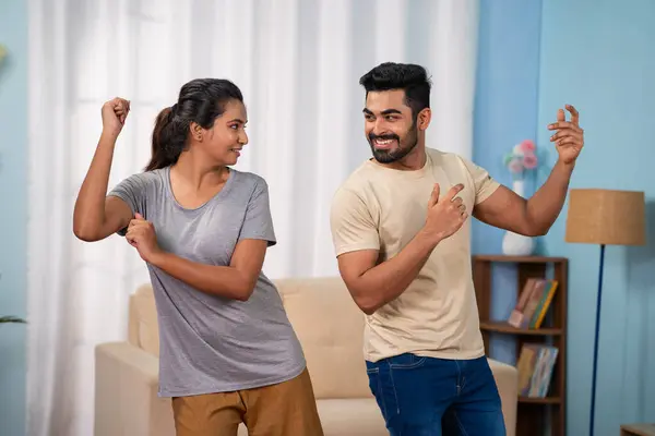 Happy Indian Spannende Jonge Koppels Dansen Nieuw Thuis Aankoop Concept — Stockfoto