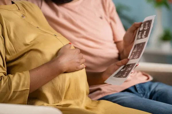 Close Shot Van Indiase Zwangere Vrouw Met Echtgenoot Zien Baby — Stockfoto