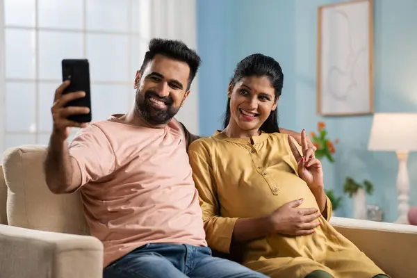 Gelukkig Indiase Man Met Zwangere Vrouw Selfie Mobiele Telefoon Concept — Stockfoto