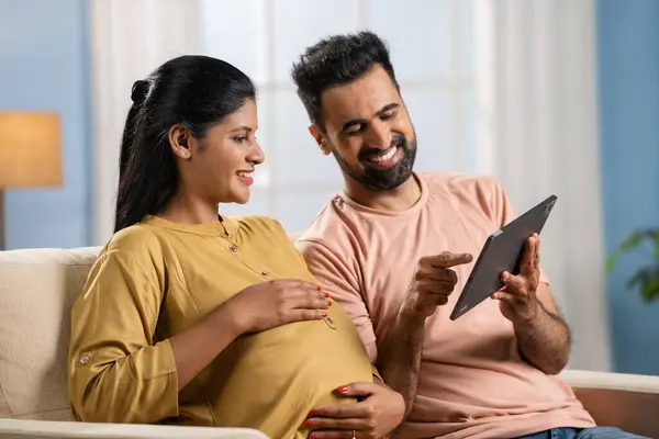 Gelukkig Indiase Man Met Zwangere Vrouw Bespreken Van Digitale Tablet — Stockfoto