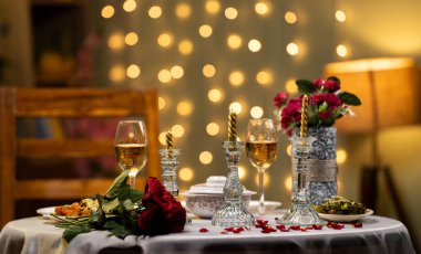 Sevgililer Günü 'nün boş çekimleri restorandaki çiftler için yemek masası düzenlemeleri - evlilik yıldönümü konsepti, romantik akşam ve randevu gecesi hazırlığı