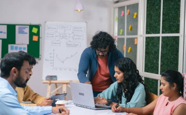 Tartışma ya da iş planı toplantısında iş arkadaşına yardım eden ekip lideri - iletişim, başlangıç koordinasyonu ve liderlik kavramı