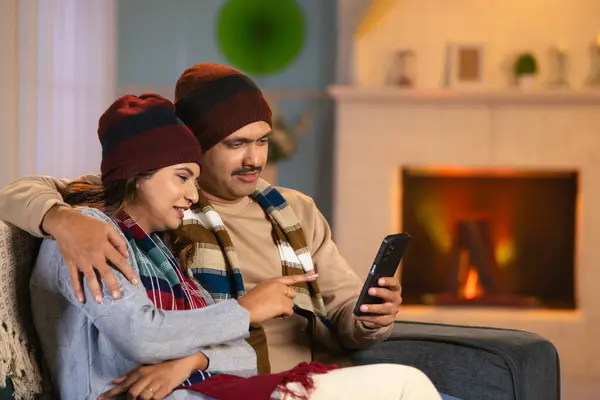 Gelukkige Koppels Met Winterkleding Met Behulp Van Mobiele Telefoon Bank — Stockfoto