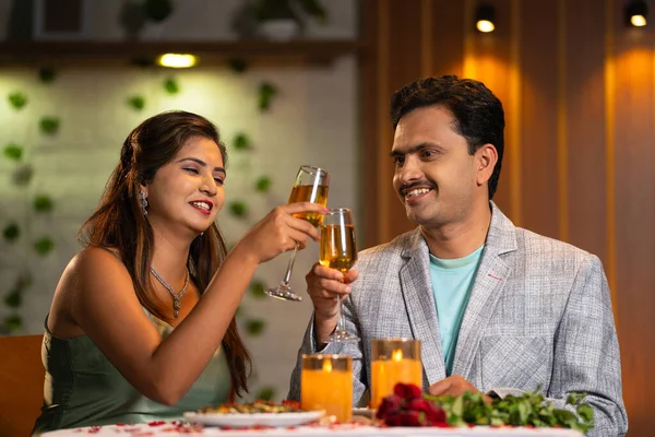 Ινδικό Ρομαντικό Ζευγάρια Σαμπάνιες Ποτήρια Κρασιού Κατά Διάρκεια Δείπνο Υπό — Φωτογραφία Αρχείου