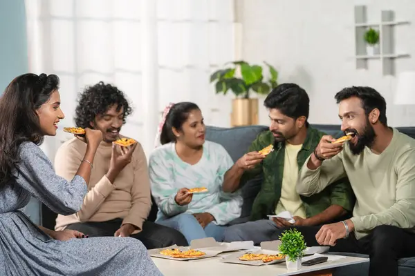 Groep Van Gelukkige Vrienden Genieten Van Pizza Eten Thuis Tijdens — Stockfoto