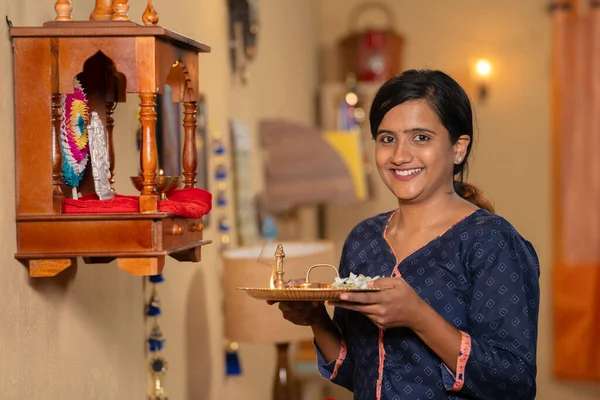 Індійська Дівчина Підліток Дивиться Камери Після Пропонує Aarti Puja Богу — стокове фото