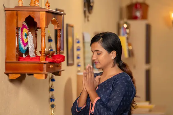Молодий Індійський Молодий Молиться Богу Перед Мандапамом Вдома Концепція Духовності — стокове фото