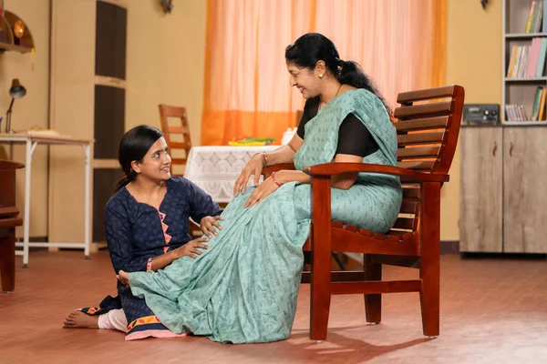 Індійська Дбайлива Дочка Масажує Ноги Матері Натискаючи Ноги Під Час — стокове фото