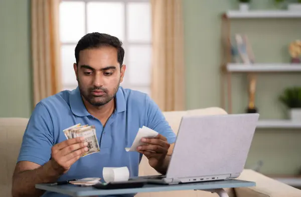 Індійський Чоловік Перевіряє Фінансові Документи Або Страхові Рахунки Ноутбуці Вдома Стокове Фото