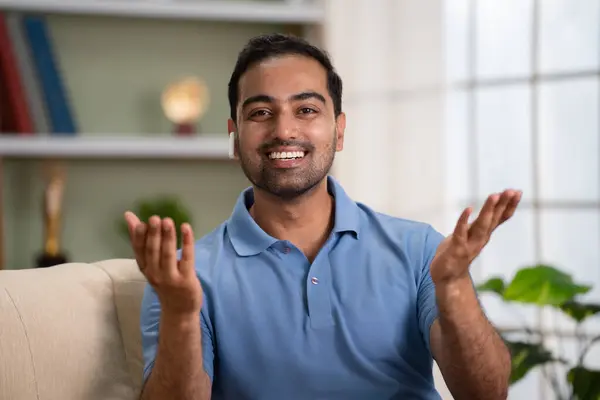 Glad Indian Man Talar Genom Att Titta Kameran Videosamtal Medan Stockbild