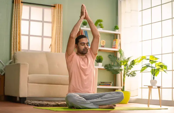 Indiase Man Doet Namaste Pose Yoga Oefening Met Ogen Dicht Stockfoto