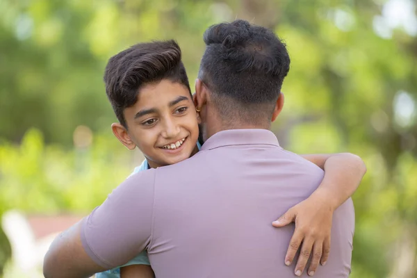 Fiul Indian Vesel Îmbrățișându Sau Îmbrățișându Tatăl Parc Conceptul Relație Imagini stoc fără drepturi de autor