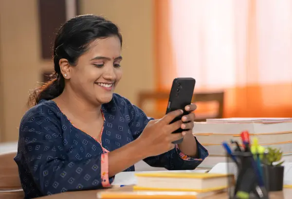 Вид Збоку Індійської Дівчини Підлітка Зайнятої Використанням Мобільного Телефону Під — стокове фото