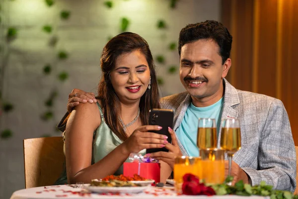 Щасливі Індійські Пари Вечері Свічках Використанням Мобільного Телефону Ресторані Концепція Стокове Фото