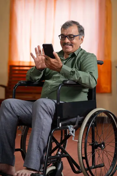 Вертикальний Знімок Щасливого Літнього Старшого Чоловіка Інвалідністю Інвалідному Візку Використанням Ліцензійні Стокові Фото