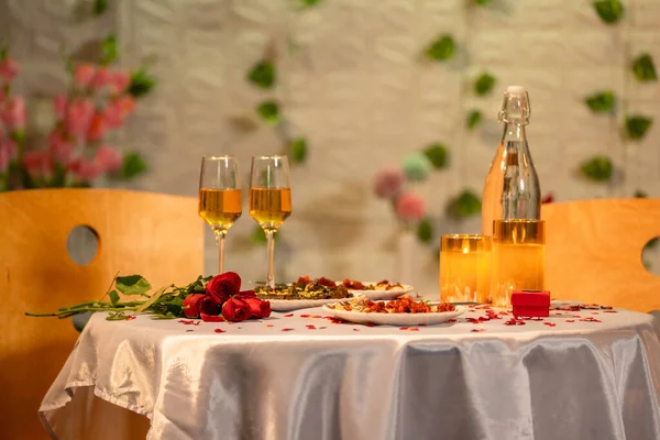 Versierd Diner Bij Kaarslicht Restaurant Voor Valentijnsdag Viering Concept Van Stockfoto