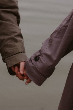 İki el birbirini tutuyor. arkaplan resmi. Aşıklar el ele tutuşur