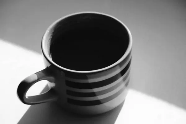Eine Tasse Kaffee Steht Großaufnahme Auf Dem Tisch — Stockfoto